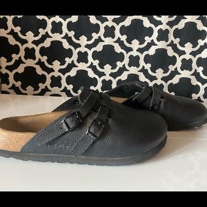 Birki’s Camden Black Leather Clogs